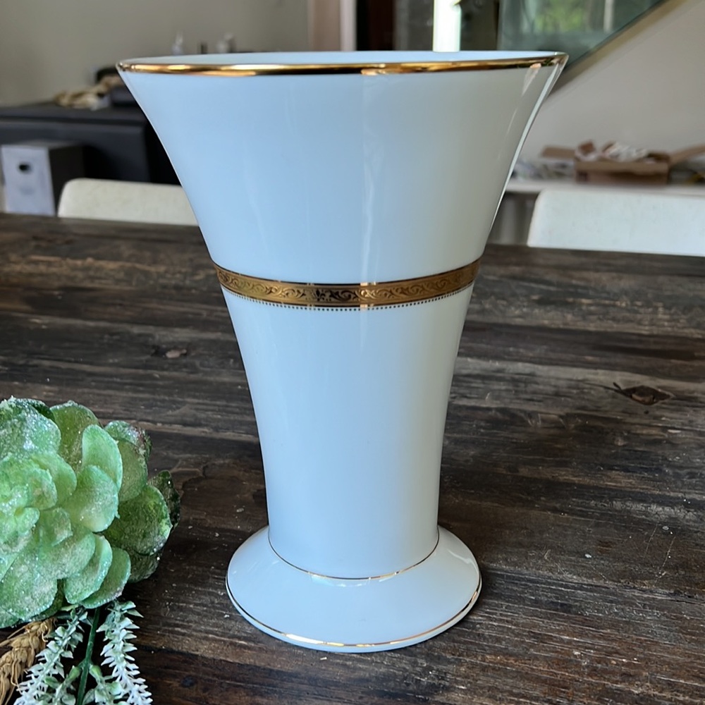 NORITAKE Magestic fine China Vase - 9”